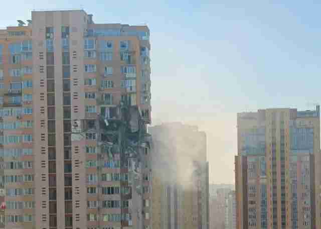 У Києві снаряд потрапив у багатоповерхівку