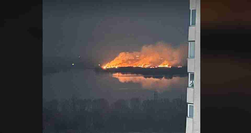 У Києві спалахнула пожежа на території екопарку «Осокорки»
