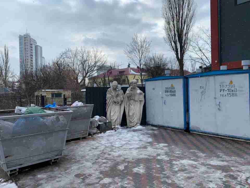 У Києві викинули на смітник велику статую Діви Марії (ФОТО)