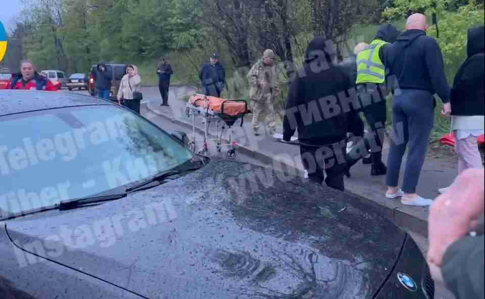 Водій BMW у Києві вилетів на тротуар і збив двох працівників ресторану (ВІДЕО)