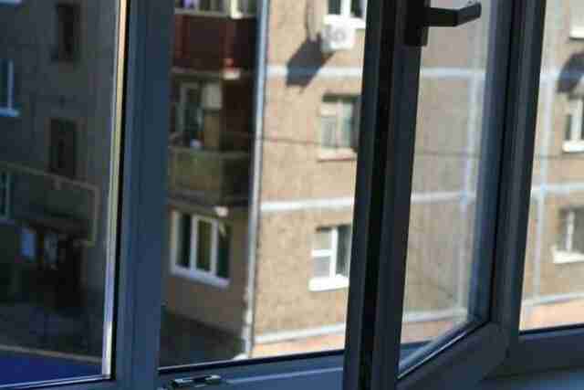 У Києві з 16 поверху будівлі разом випали двоє підлітків (ФОТО)