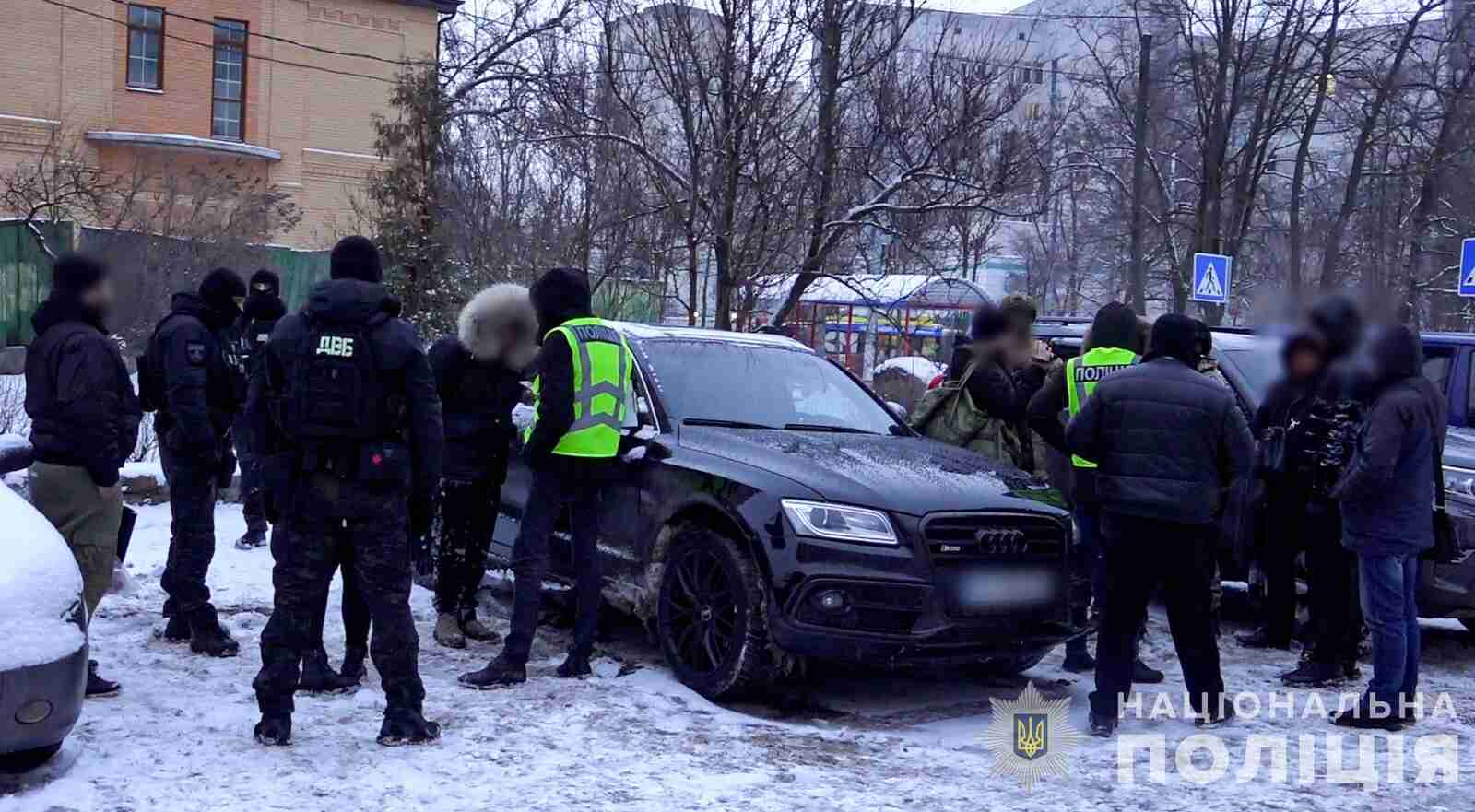 У Києві затримали чоловіків з посвідченнями волонтерів та журналістів, які у комендантську годину привозили Vip-клієнтам наркотики та повій (ВІДЕО)