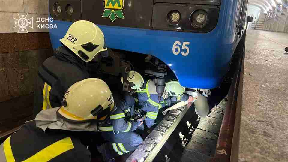 У київському метро людина знову впала під потяг (ФОТО)