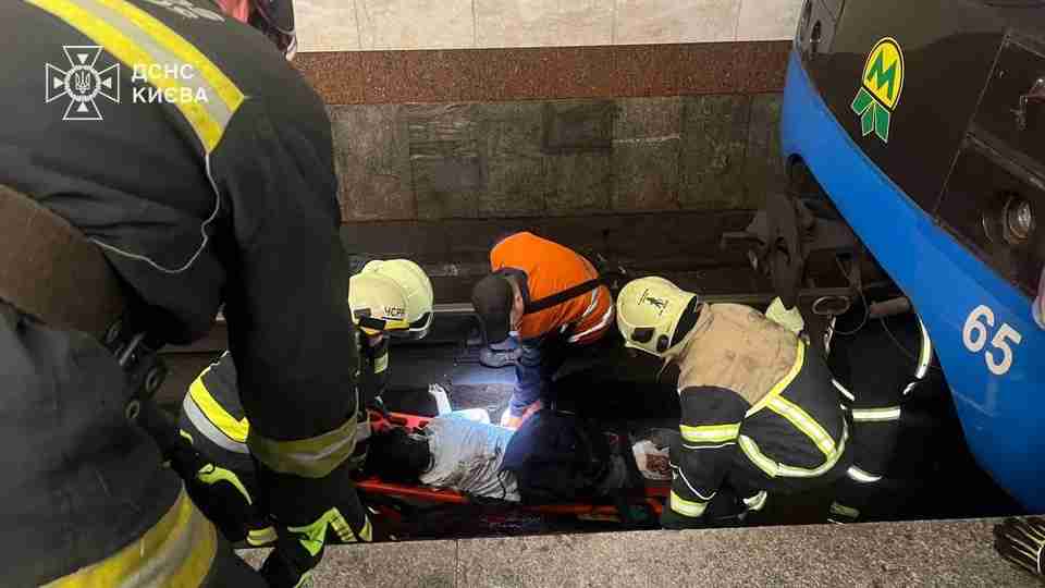 У київському метро людина знову впала під потяг (ФОТО)