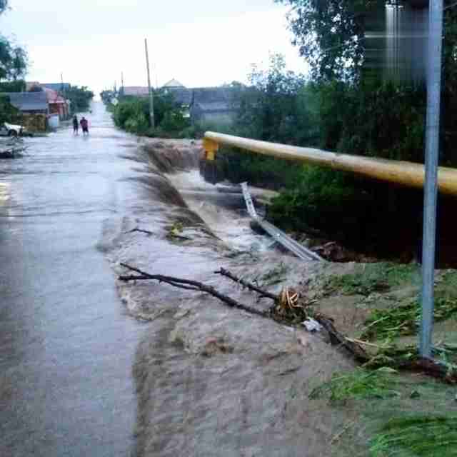У Криму через сильні зливи підтоплено села та міста (ФОТО)