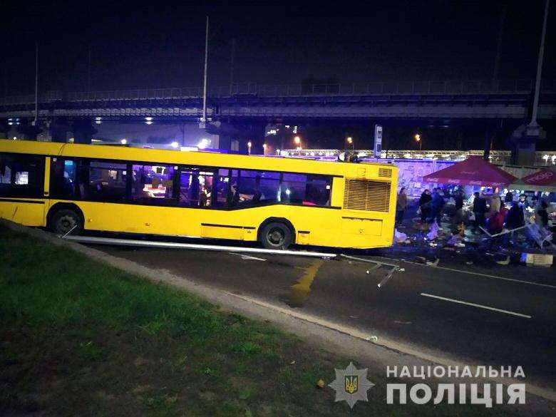 У Києві автобус виїхав на тротуар: загинув чоловік, дві жінки у лікарні (фото)
