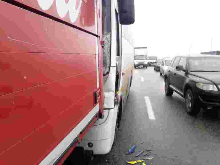 У Києві на столичному шосе автобус зіштовхнувся з вантажівкою, є травмовані (фото)