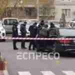 У Києві обстріляли припарковане авто з автомата та залишили зброю біля машини