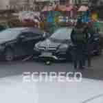 У Києві обстріляли припарковане авто з автомата та залишили зброю біля машини