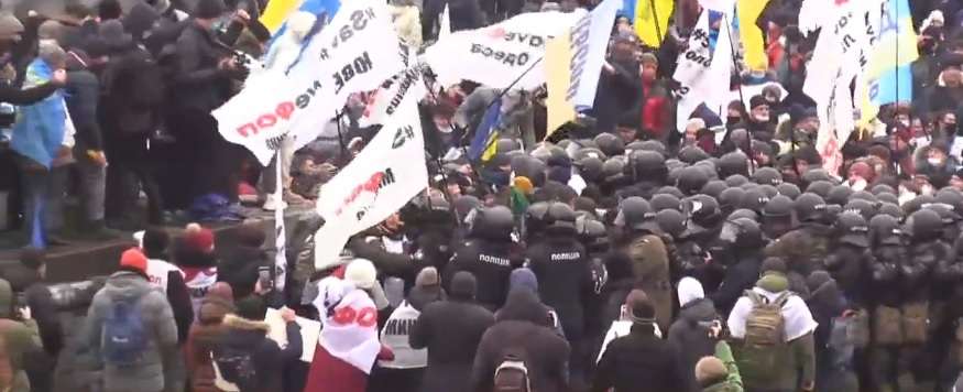 У Києві відбуваються сутички між поліцією та мітингуючими (фото, відео)