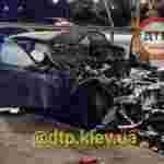 У Києві водійка BMW протаранила авто аварійної служби (фото)