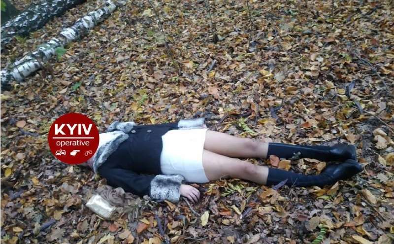У Києві встановлюють особу вбитої дівчини, знайденої біля монастиря (фото 18+)