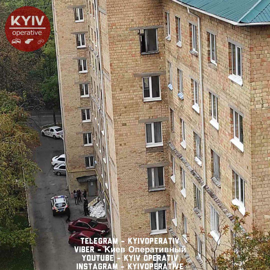У Києві викладач вишу залишив записку і вистрибнув з вікна 9 поверху (фото)