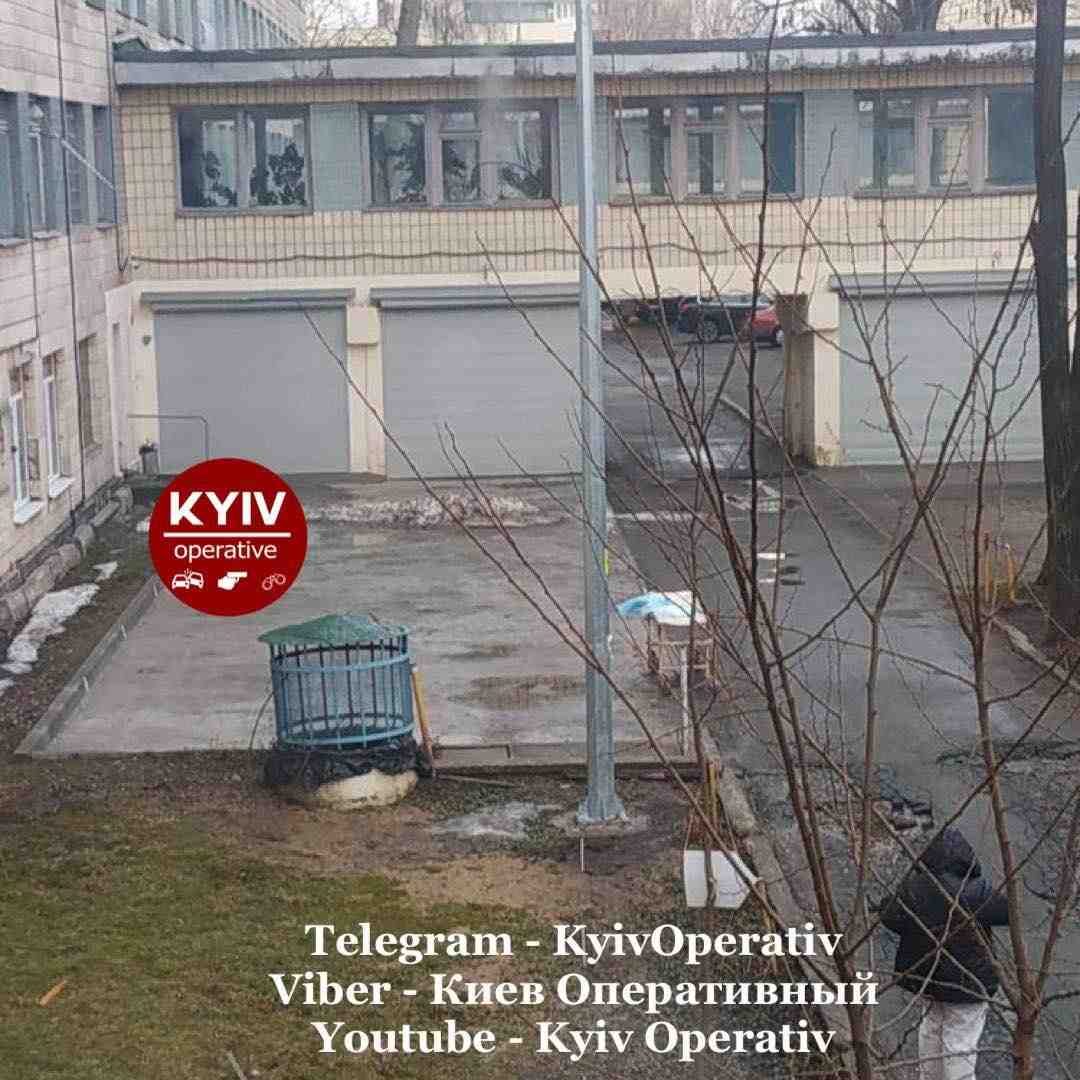 У Києві з вікна лікарні вистрибнула жінка (фото)