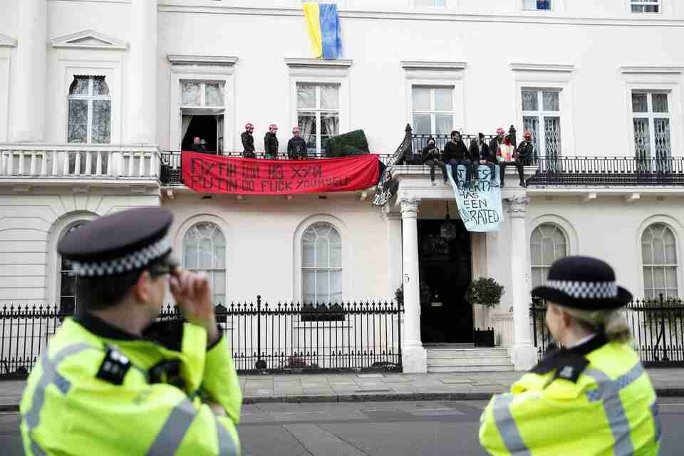 У Лондоні активісти захопили особняк російського олігарха (ФОТО)