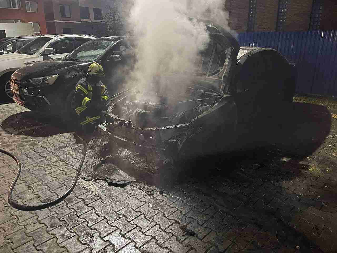 У Луцьку двоє братів з Полтавщини вщент спалили супернику автомобіль (ФОТО)