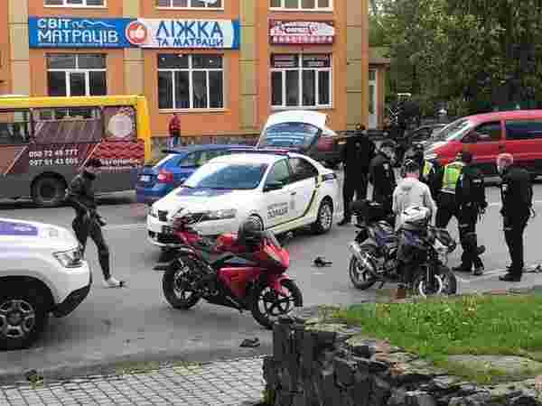 У Луцьку мотоцикліст тікаючи від правоохоронців, врізався в службове авто поліції (відео)