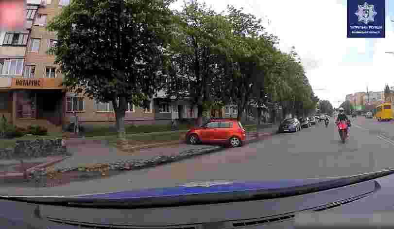 У Луцьку мотоцикліст тікаючи від правоохоронців, врізався в службове авто поліції (відео)