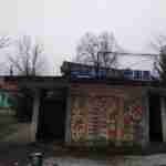 У Львівській області фіру витягли на дах зупинки (фото)