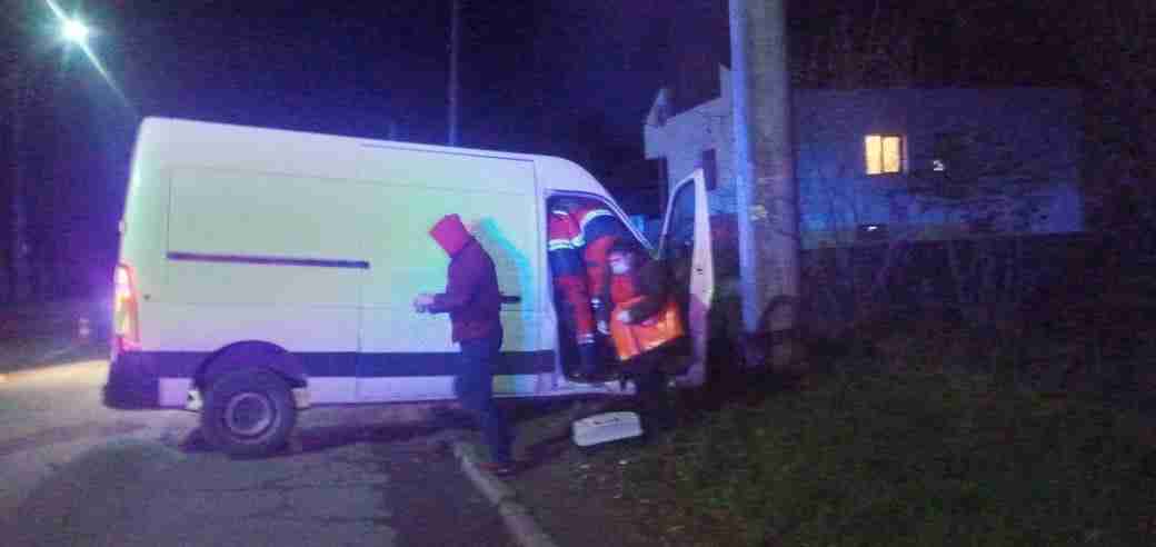 У Львівській області мікроавтобус в`їхав в опору, водій загинув