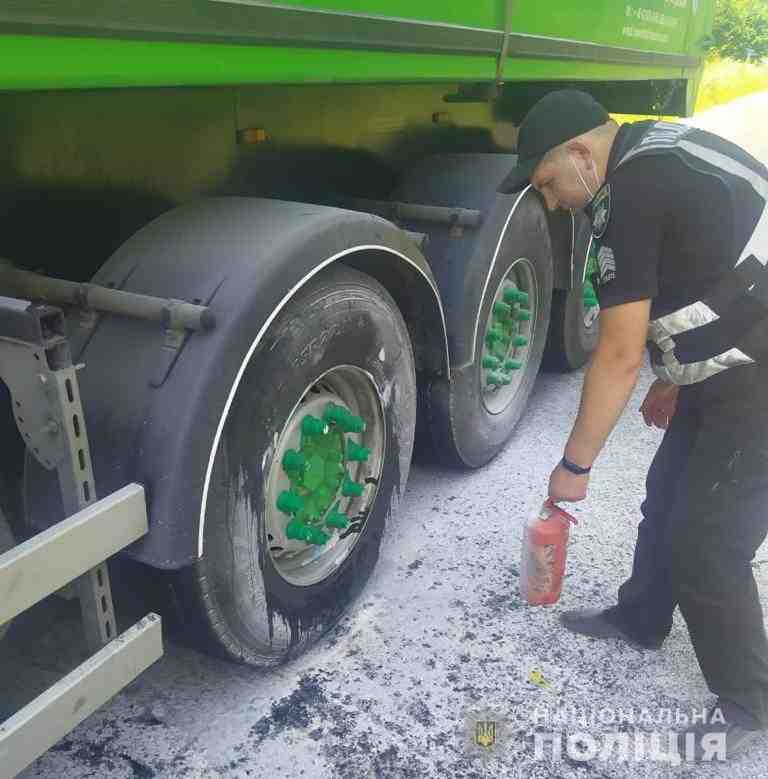 У Львівській області поліцейські ліквідували пожежу у вантажівці (фото, відео)