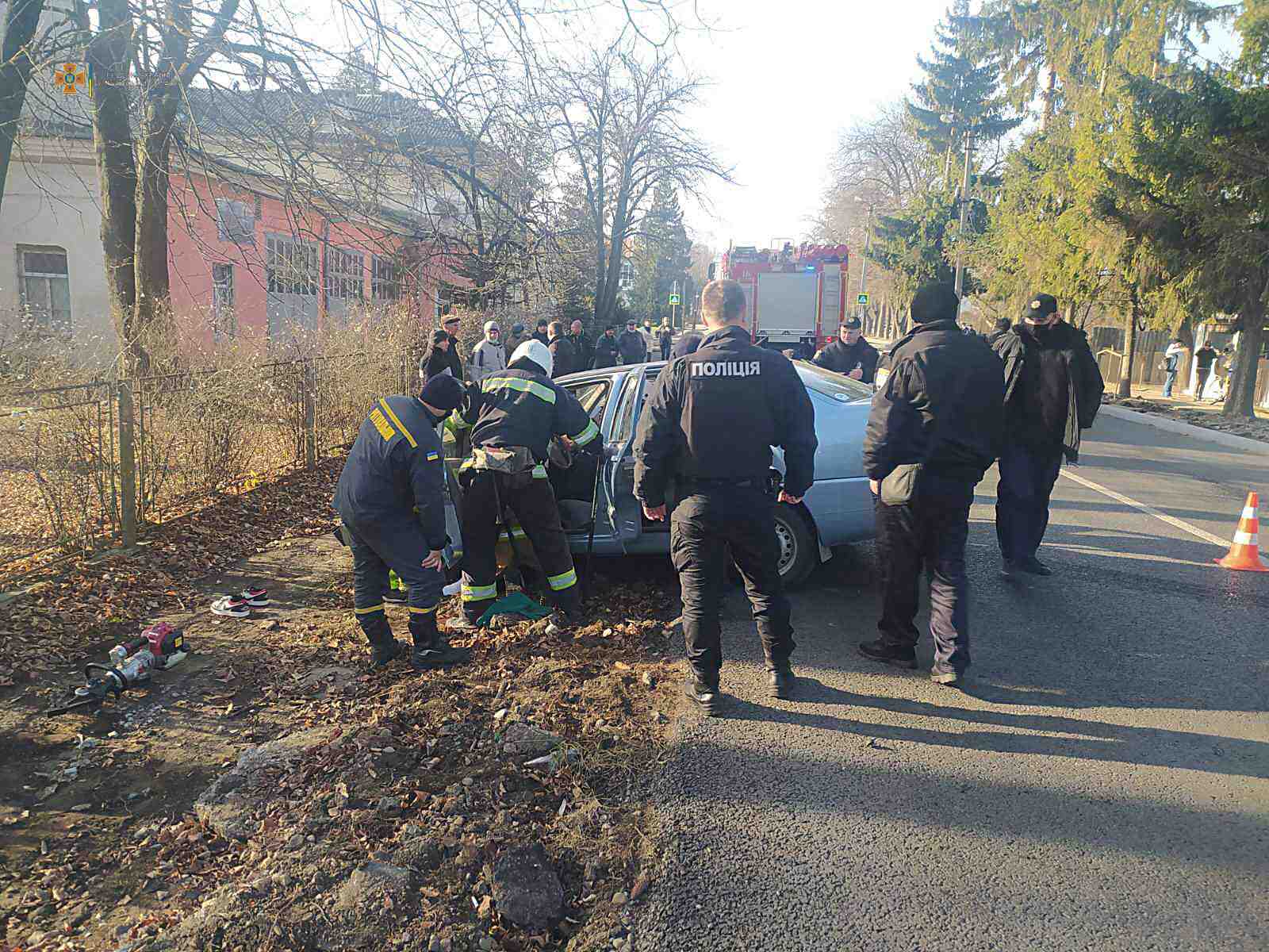 У Львівській області рятувальники деблокували з авто травмованого водія