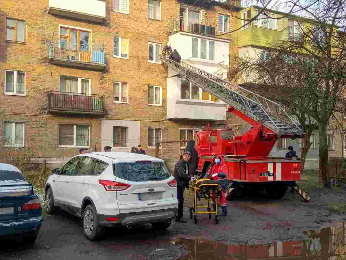 У Львівській області рятувальники зняли з балкону тіло чоловіка