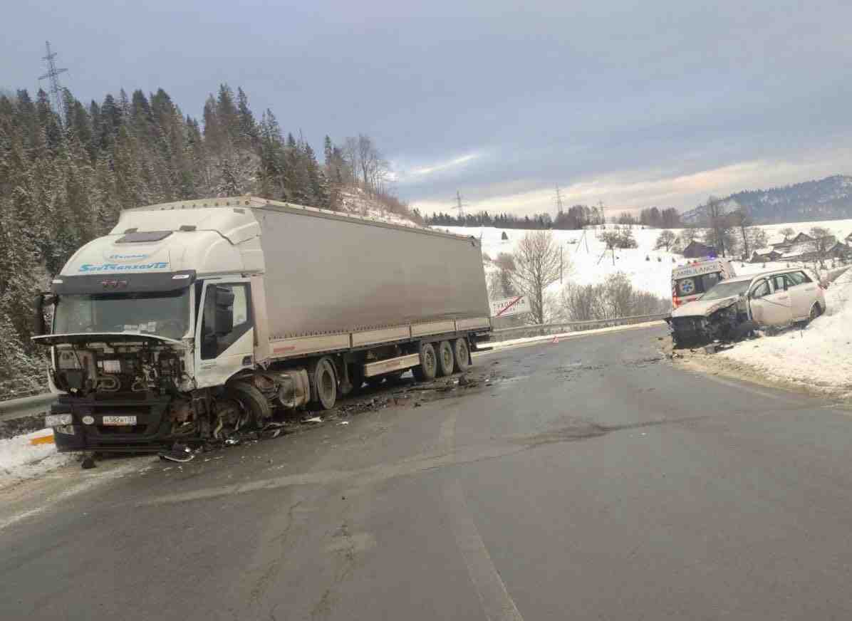 У Львівській області у ДТП зіткнулися вантажівка та легковик