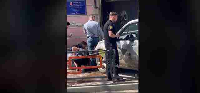 У Львівській області біля міськради водійка позашляховика збила поліцейську (ВІДЕО)