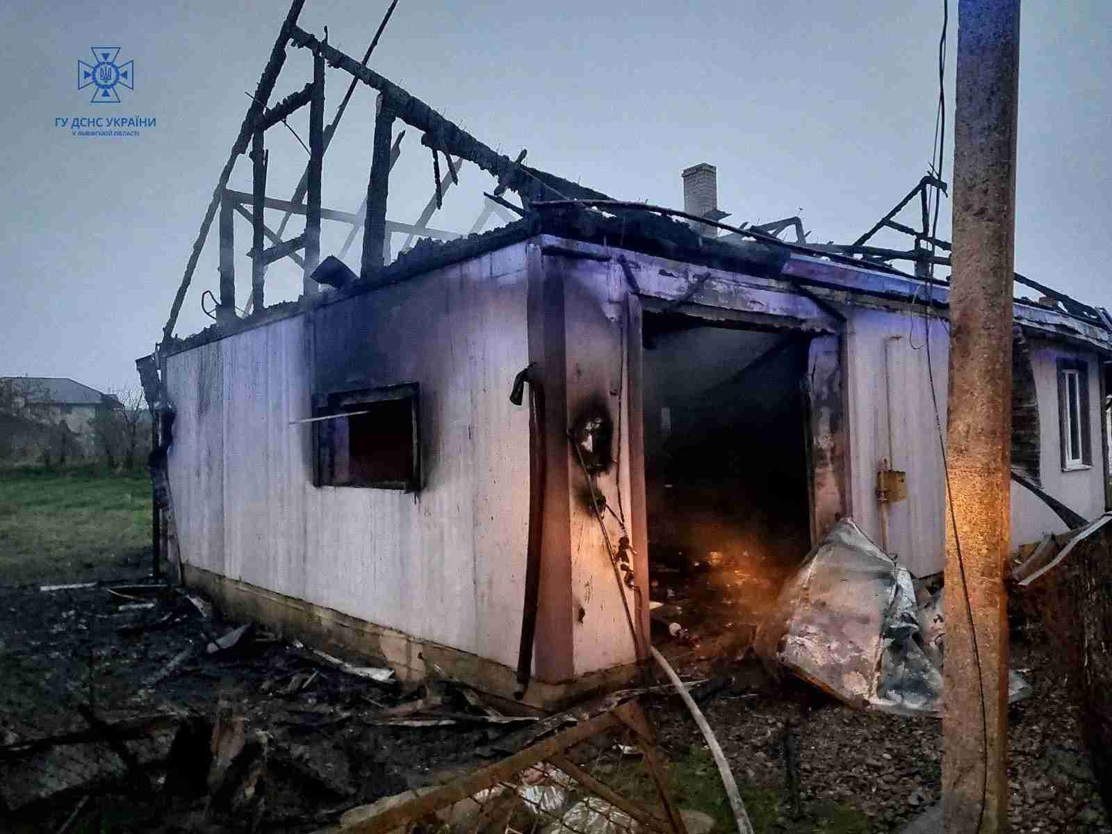 У Львівській області син врятував батька з палаючого будинку