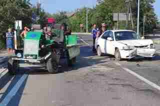 У Львівській області сталося зіткнення легковика з трактором, двоє постраждалих (ФОТО)