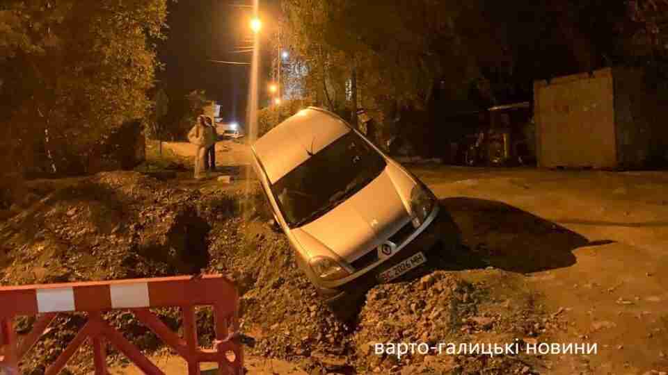 У Львівській області водій автомобіля з'їхав у канаву (ФОТО)