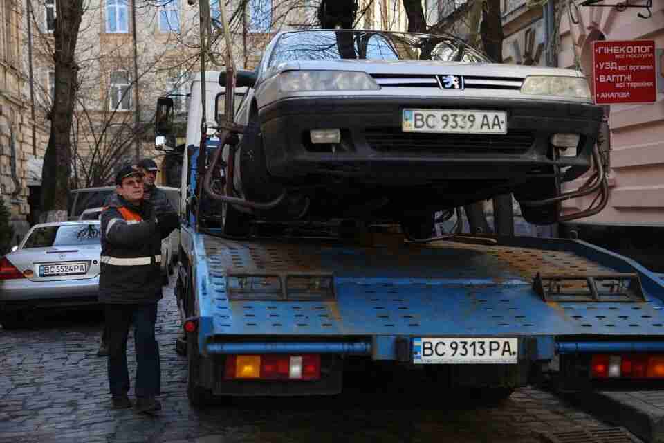 У львівського водія вилучили авто за несплату рекордної кількості штрафів (ВІДЕО)