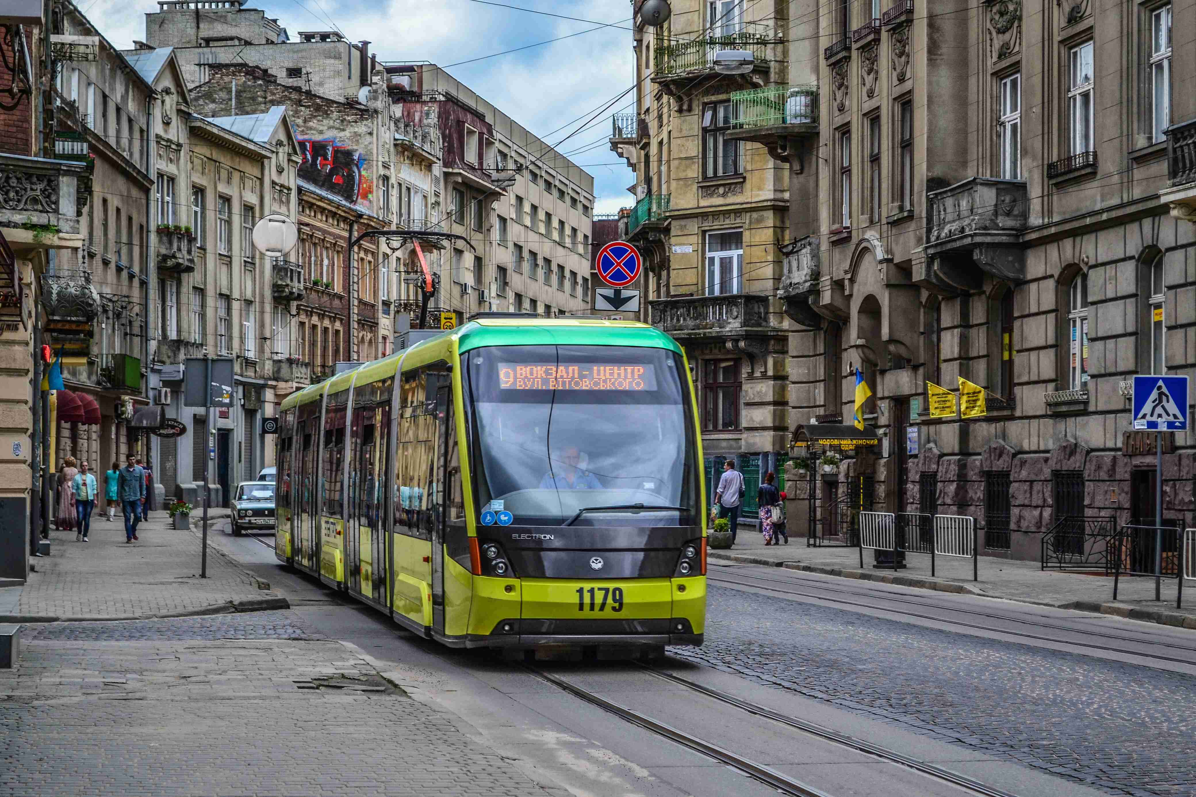 У львівському трамваї реанімують пасажира: трамваї курсують за зміненими маршрутами