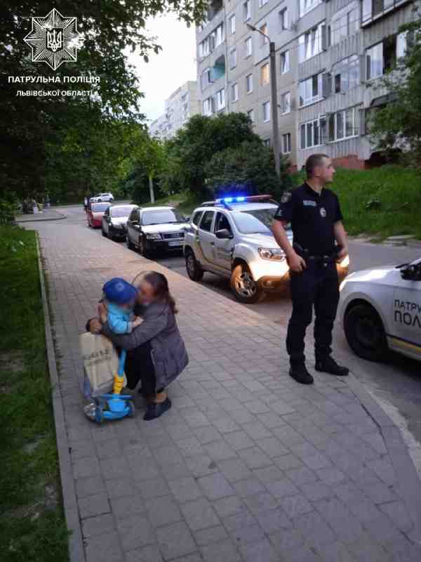У Львові 3-річний хлопчик втік від мами на самокаті: дитину шукала поліція (фото)
