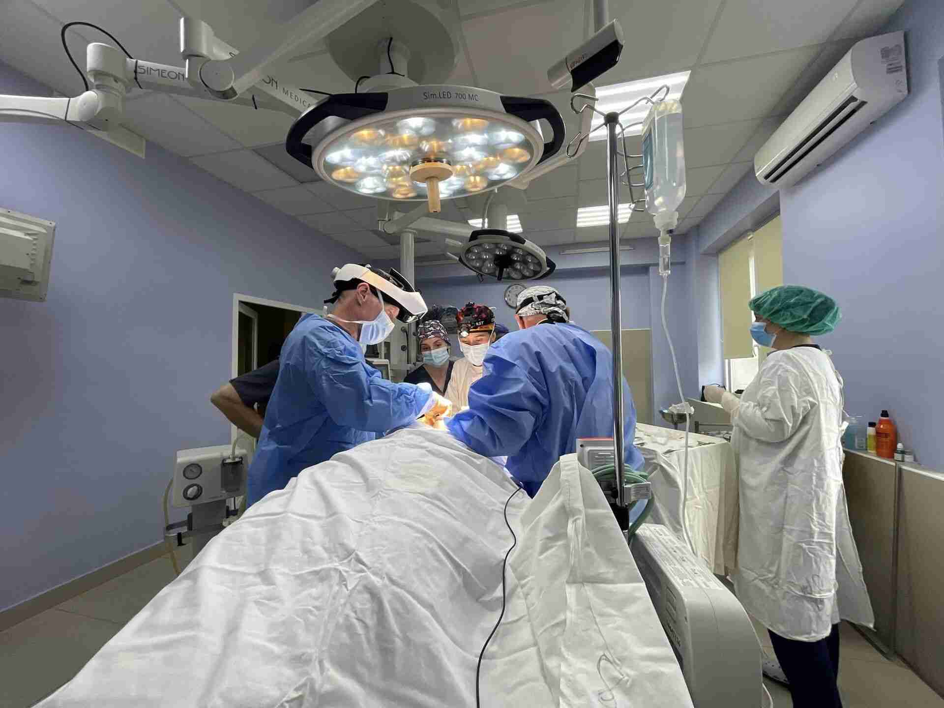 У Львові американський хірург видалив велику пухлину на губі молодій дівчині (ФОТО)