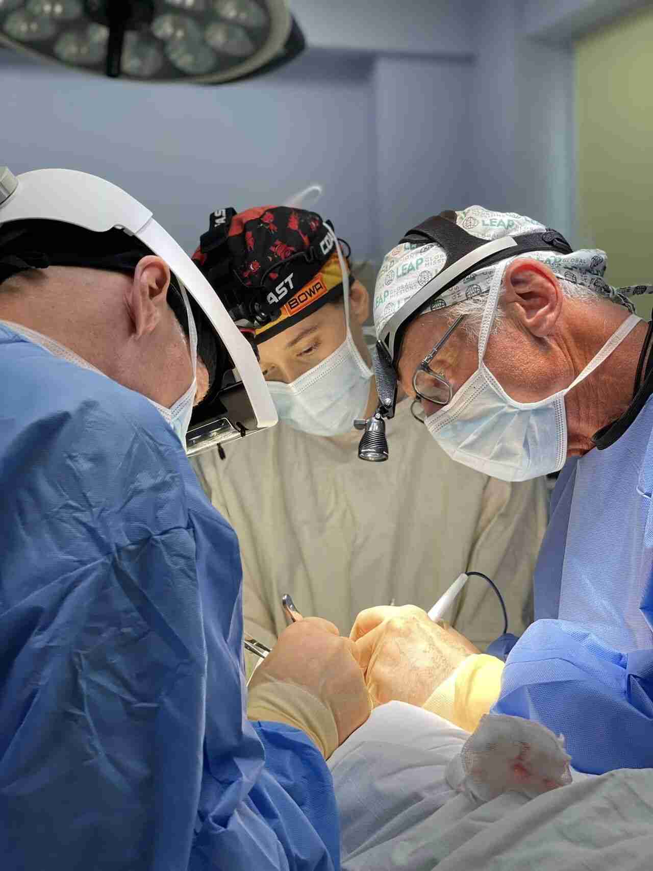 У Львові американський хірург видалив велику пухлину на губі молодій дівчині (ФОТО)