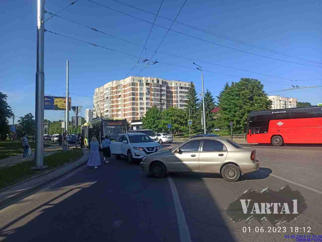 У Львові автівка без водія скоїла ДТП