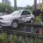 У Львові автівка зіткнулася з поїздом (фото)