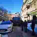 У Львові автомобіль Tesla заблокував проїзд вулицею (відео, фото)