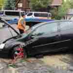 У Львові автомобіль втрапив у провалля на яке не реагували (фото, відео)