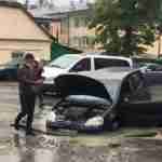У Львові автомобіль втрапив у провалля на яке не реагували (фото, відео)