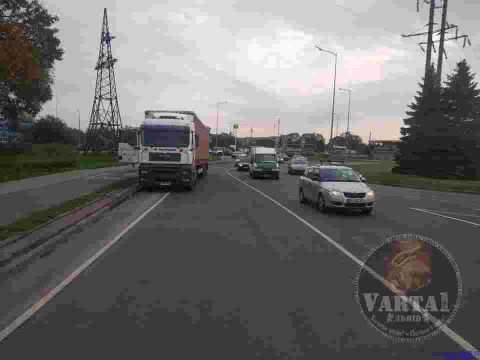 У Львові біля автостанції зіткнулися фура і легковик (ФОТО)