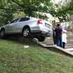 У Львові біля Клінічної лікарні автомобіль завис на сходах (фото)