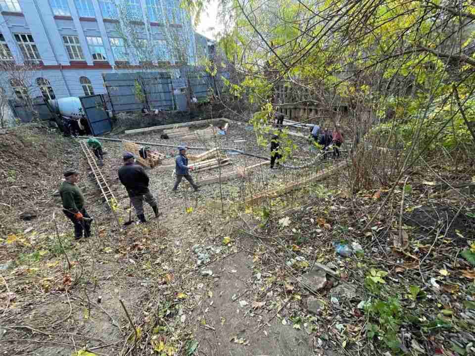 У Львові біля міського бомбосховища київська фірма розпочала незаконне будівництво (ФОТО/ВІДЕО)