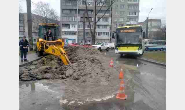 У Львові через аварійний витік води тролейбус курсує за зміненим маршрутом(ФОТО)