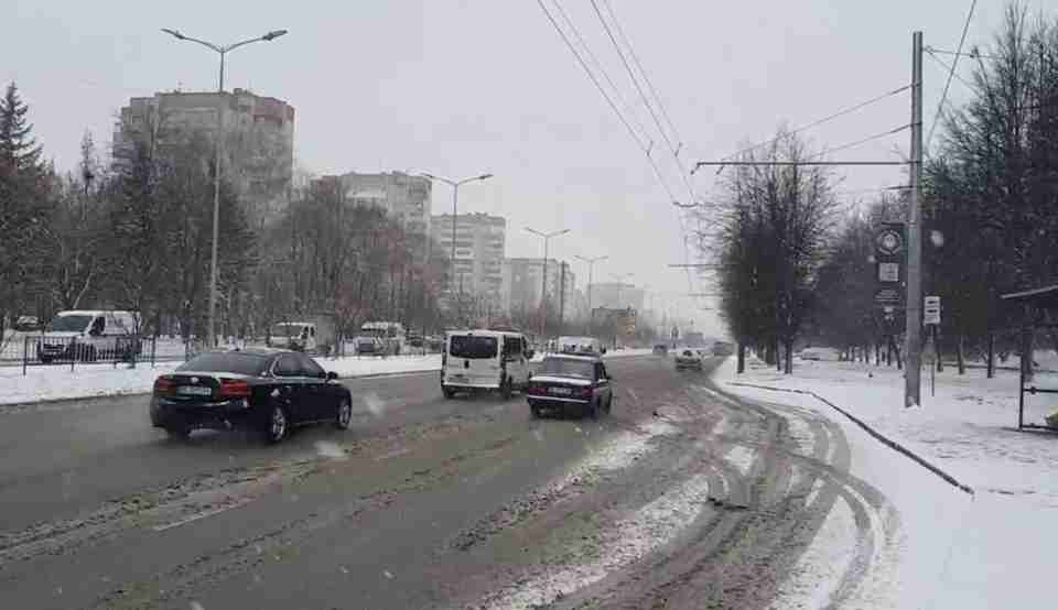 У Львові через негоду є ускладнення в русі транспорту (ВІДЕО)