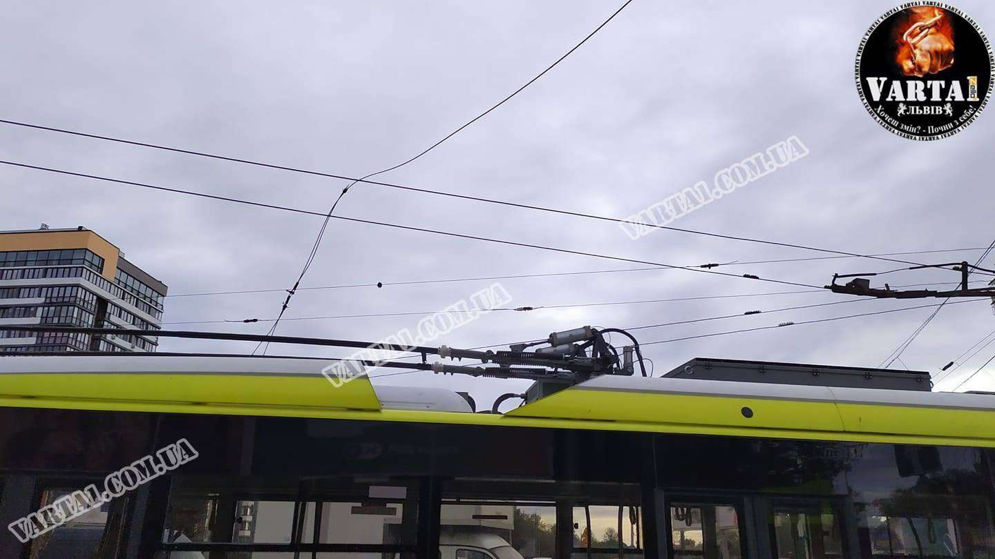 У Львові через обрив тролейбусної лінії утворився затор (фото, відео)