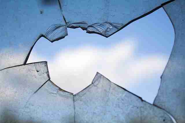 У Львові через обстріл ракетами пошкоджено сотні вікон