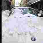 У Львові снігом понівечило автомобіль BMW (фото)